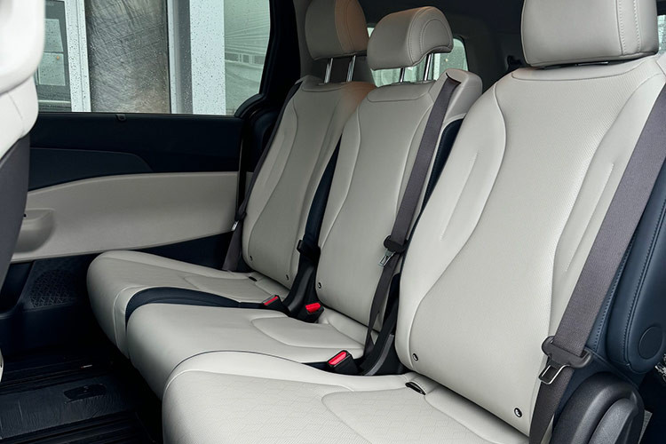 Khu vực cần số cũng được tái thiết kế với cần số dạng núm xoay. Một số trang bị đáng chú ý khác bao gồm camera hành trình, chìa khóa thông minh và gương chiếu hậu kỹ thuật số. Ghế ngồi dạng công thái học, bọc da cao cấp, tích hợp tính năng sưởi ấm, làm mát và massage.