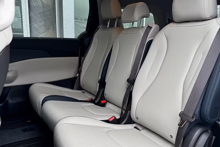 Khu vực cần số cũng được tái thiết kế với cần số dạng núm xoay. Một số trang bị đáng chú ý khác bao gồm camera hành trình, chìa khóa thông minh và gương chiếu hậu kỹ thuật số. Ghế ngồi dạng công thái học, bọc da cao cấp, tích hợp tính năng sưởi ấm, làm mát và massage.