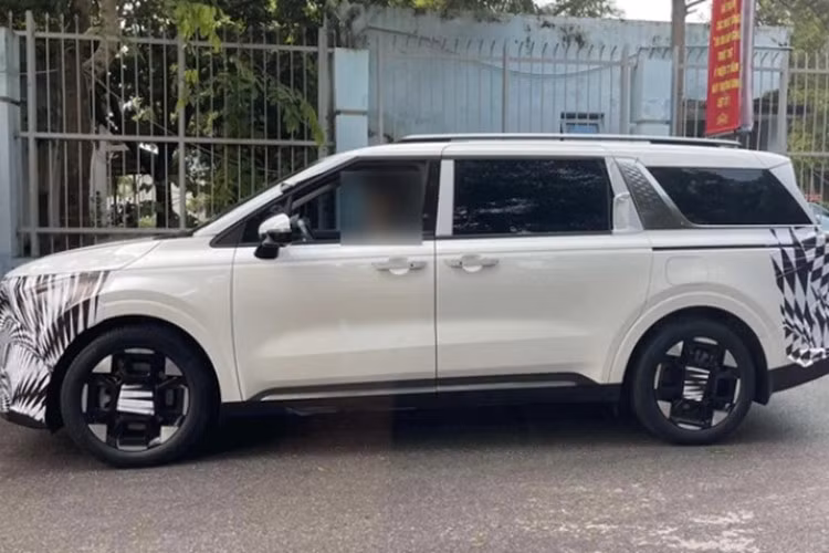 Theo đó, có hai chiếc Kia Carnival 2025 tại Việt Nam. Dù được ngụy trang kỹ càng nhưng vẫn có thể nhận ra một chiếc có bộ mâm được thiết kế khá giống với Carnival facelift ở thị trường quốc tế.
