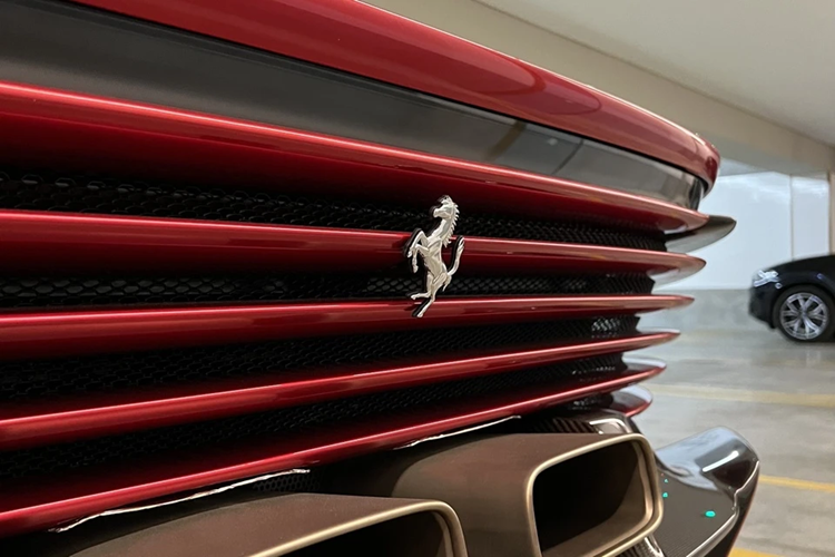 Ở phần đầu xe Daytona SP3 được hãng xe Ferrari trang bị bộ chia gió và cản trước rất ấn tượng gợi nhớ về 330 P4 của năm 1967 nhưng đã được tinh chỉnh lại với mũi xe thấp hơn, chắn bùn được làm rộng ra. Đèn pha LED có cấu trúc phức tạp và cơ chế bật lên, tấm chắn có thể đóng mở và còn có các đường lướt gió ngang khá thể thao. Giống với LaFerrari, SP3 sử dụng cửa mở cánh bướm với các khe thoát khi ấn tượng, kính chắn gió thiết kế hình vòm.