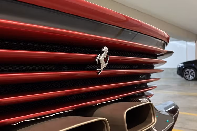 Ở phần đầu xe Daytona SP3 được hãng xe Ferrari trang bị bộ chia gió và cản trước rất ấn tượng gợi nhớ về 330 P4 của năm 1967 nhưng đã được tinh chỉnh lại với mũi xe thấp hơn, chắn bùn được làm rộng ra. Đèn pha LED có cấu trúc phức tạp và cơ chế bật lên, tấm chắn có thể đóng mở và còn có các đường lướt gió ngang khá thể thao. Giống với LaFerrari, SP3 sử dụng cửa mở cánh bướm với các khe thoát khi ấn tượng, kính chắn gió thiết kế hình vòm.