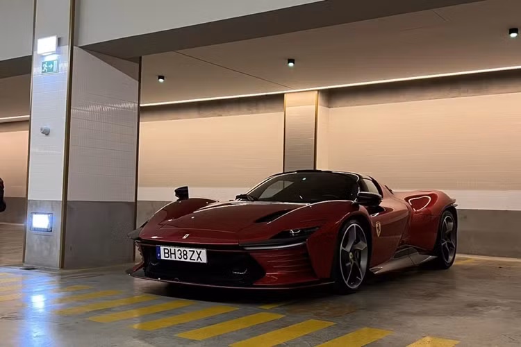 Vị tỷ phú cho chiếc xe Ferrari Daytona SP3 sơn màu đỏ nhưng mã màu này có thể khác xa với nhiều xe hiện sở hữu, nó hơi đậm sang màu nâu, có thể xem đây là thỏi sô-cô-la đắt đỏ nhất thế giới, và cũng có khi ánh nắng chiếu vào sẽ ra màu đỏ rượu vang. Nội thất xe được bọc da màu đỏ đô.