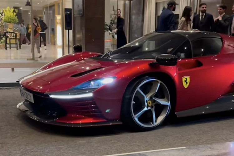 Siêu phẩm Ferrari Daytona SP3 đặc biệt hơn rất nhiều, vì là bản coupe lai mui trần, tức 2 bản gộp chung lại với nhau, nên con số giới hạn 599 chiếc sẽ không phải là quá nhiều, vì lẽ đó, việc Ferrari Daytona SP3 có giá gấp 2, 3 thậm chí 4 lần giá khởi điểm trong vài năm nữa, sẽ không phải là câu chuyện trong mơ nữa.