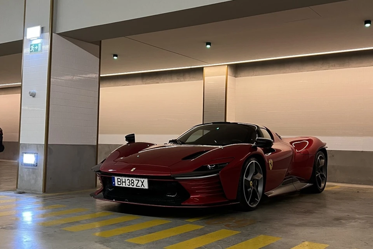 Vị tỷ phú cho chiếc xe Ferrari Daytona SP3 sơn màu đỏ nhưng mã màu này có thể khác xa với nhiều xe hiện sở hữu, nó hơi đậm sang màu nâu, có thể xem đây là thỏi sô-cô-la đắt đỏ nhất thế giới, và cũng có khi ánh nắng chiếu vào sẽ ra màu đỏ rượu vang. Nội thất xe được bọc da màu đỏ đô.