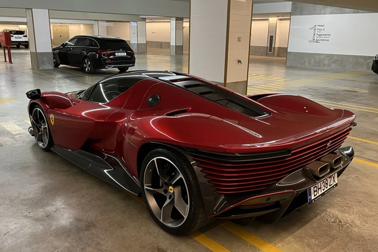 Ngoài ra, bộ la-zăng 5 chấu đi kèm lốp Pirelli P Zero Corsa được phát triển riêng cho Daytona SP3. Siêu xe triệu đô Ferrari Daytona SP3 được trang bị khối động cơ V12, dung tích 6.5 lít, hút khí tự nhiên, bơm ra công suất tối đa 829 mã lực và mô-men xoắn cực đại 697 Nm.