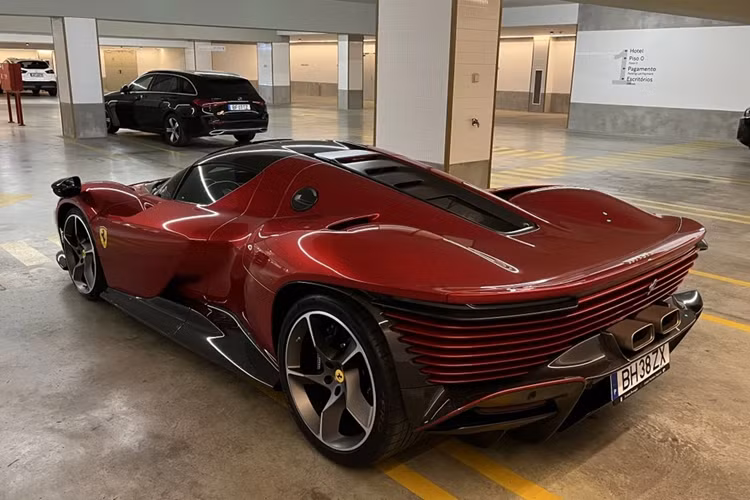 Ngoài ra, bộ la-zăng 5 chấu đi kèm lốp Pirelli P Zero Corsa được phát triển riêng cho Daytona SP3. Siêu xe triệu đô Ferrari Daytona SP3 được trang bị khối động cơ V12, dung tích 6.5 lít, hút khí tự nhiên, bơm ra công suất tối đa 829 mã lực và mô-men xoắn cực đại 697 Nm.