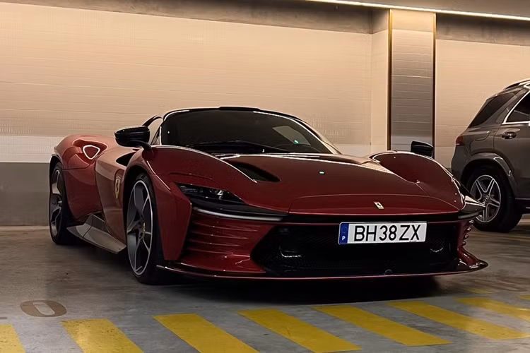 Nội công của xe Daytona SP3 sẽ được truyền tới hệ dẫn động cầu sau và hộp số ly hợp kép 8 cấp F1 với sự hỗ trợ của bộ vi sai chống trượt, nhờ đó, siêu phẩm hypercar mới nhất của nhà Ferrari tăng tốc từ vị trí xuất phát 100 km/h chỉ trong thời gian 2,85 giây.