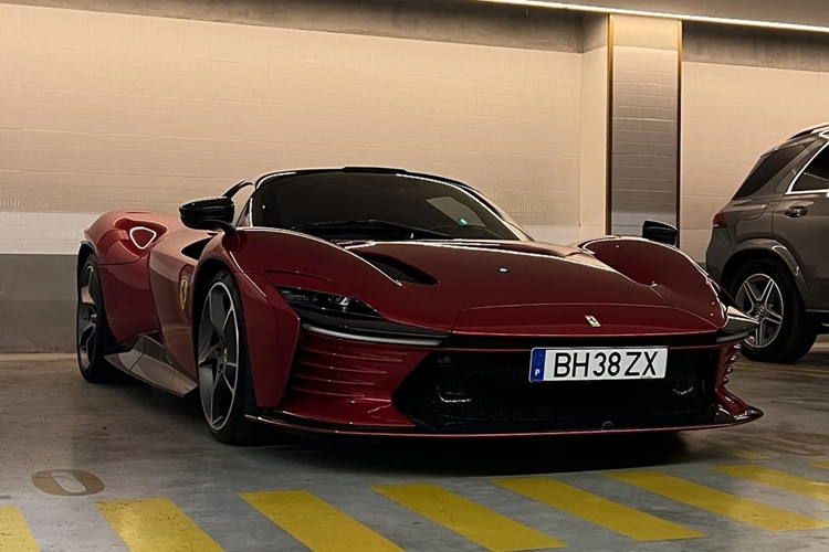 Nội công của xe Daytona SP3 sẽ được truyền tới hệ dẫn động cầu sau và hộp số ly hợp kép 8 cấp F1 với sự hỗ trợ của bộ vi sai chống trượt, nhờ đó, siêu phẩm hypercar mới nhất của nhà Ferrari tăng tốc từ vị trí xuất phát 100 km/h chỉ trong thời gian 2,85 giây.