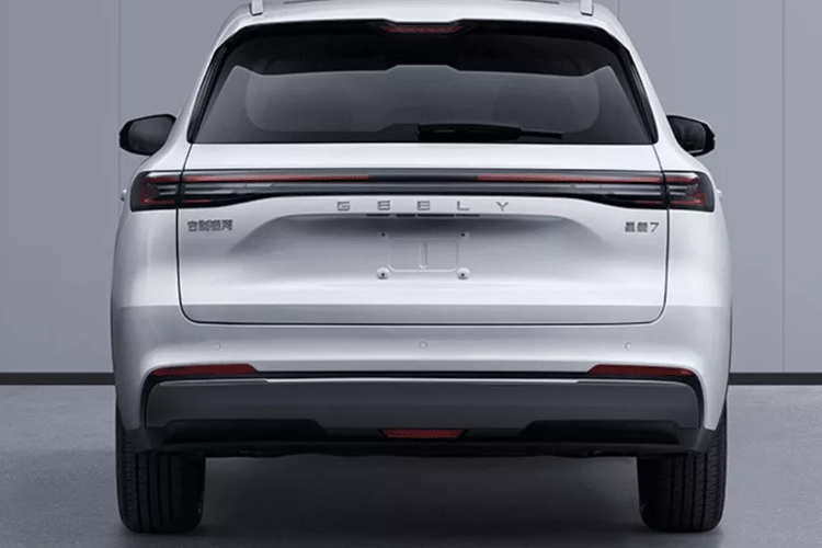 Về mặt sức mạnh, Geely Galaxy L7 mới sẽ áp dụng công nghệ plug-in hybrid Thor mới nhất của Geely bao gồm động cơ 1,5 lít và một động cơ điện, kết hợp với bộ pin lithium sắt phosphate 18,4 kWh. Động cơ có công suất tối đa 82 kW (110 mã lực) và mức tiêu thụ nhiên liệu là 4,9 lít/100 km.