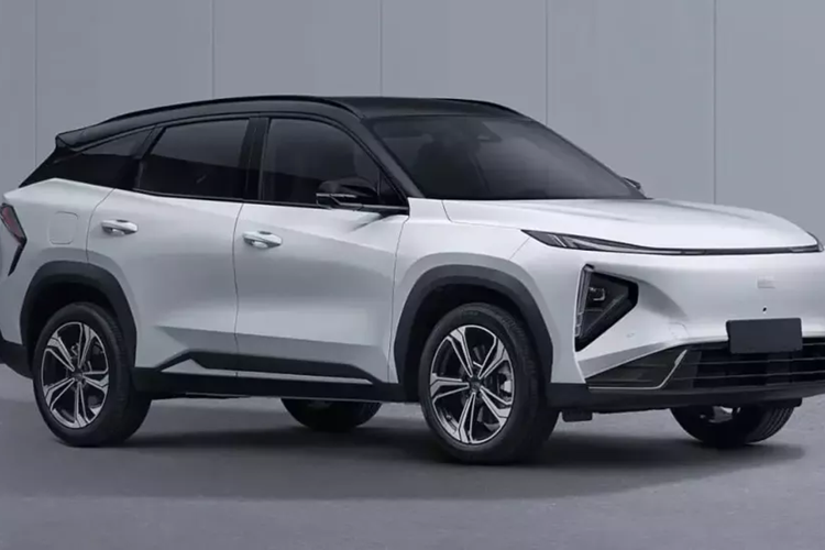 Ngoài ra, mặt trước kín vẫn được giữ nguyên cùng với dải đèn LED xuyên suốt kết nối đèn pha ở cả hai bên. Phía sau cũng tiếp tục thiết kế của mẫu xe hiện tại. Về kích thước, Geely Galaxy L7 Thor PHEV mới có kích thước 4710/1905/1685 mm, với chiều dài cơ sở là 2785 mm, dài hơn 10 mm so với mẫu xe hiện tại.