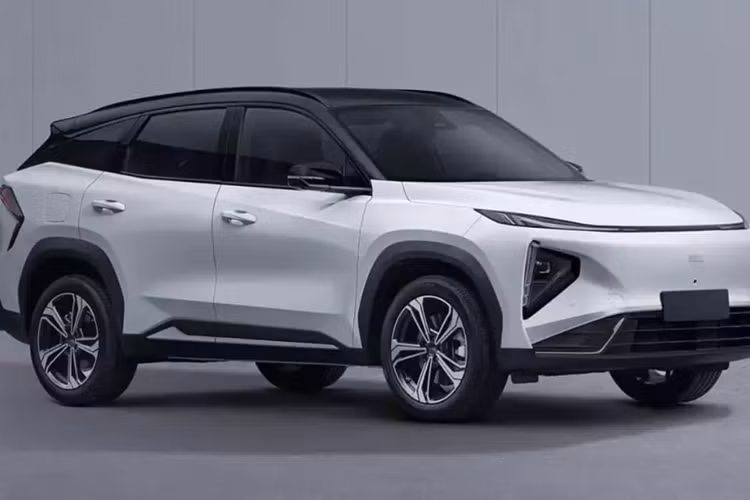 Ngoài ra, mặt trước kín vẫn được giữ nguyên cùng với dải đèn LED xuyên suốt kết nối đèn pha ở cả hai bên. Phía sau cũng tiếp tục thiết kế của mẫu xe hiện tại. Về kích thước, Geely Galaxy L7 Thor PHEV mới có kích thước 4710/1905/1685 mm, với chiều dài cơ sở là 2785 mm, dài hơn 10 mm so với mẫu xe hiện tại.