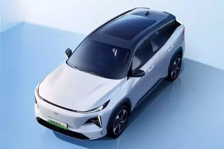 Để tham khảo, giá xe Geely Galaxy L7 hiện đang được bán có mức từ 125.700 - 169.700 nhân dân tệ (17.700 - 23.800 đô la Mỹ). So với Geely Galaxy L7 hiện tại trên thị trường, mặt trước của xe mới đã trải qua những điều chỉnh nhỏ về ngoại hình. Đáng chú ý nhất là chiều rộng lưới tản nhiệt phía dưới đã được thu nhỏ lại.