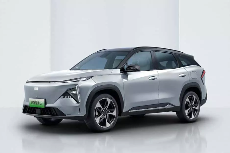 Vào ngày 15/10/2024 vừa qua, mẫu SUV Galaxy L7 mới của Geely đã được công bố trong danh mục MIIT mới nhất của Trung Quốc, được trang bị hệ thống hybrid cắm điện thế hệ tiếp theo của Geely bao gồm động cơ hút khí tự nhiên 1,5 lít.