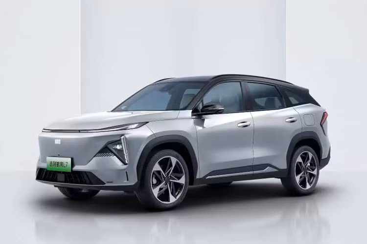 Vào ngày 15/10/2024 vừa qua, mẫu SUV Galaxy L7 mới của Geely đã được công bố trong danh mục MIIT mới nhất của Trung Quốc, được trang bị hệ thống hybrid cắm điện thế hệ tiếp theo của Geely bao gồm động cơ hút khí tự nhiên 1,5 lít.