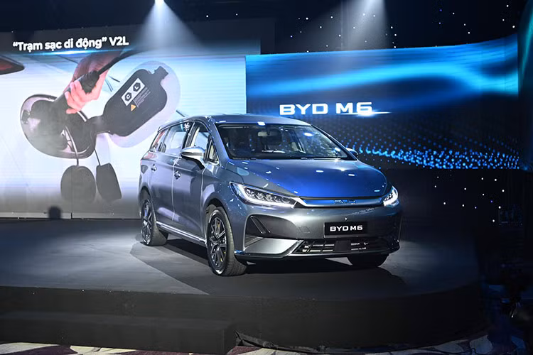 BYD M6 tại Việt Nam được bảo hành 6 năm hoặc 150.000 km cho xe và 8 năm hoặc 160.000 km cho pin. Khi mua xe, khách hàng được tặng bộ sạc treo tường, thiết bị sạc cầm tay, và thiết bị chuyển đổi nguồn điện.