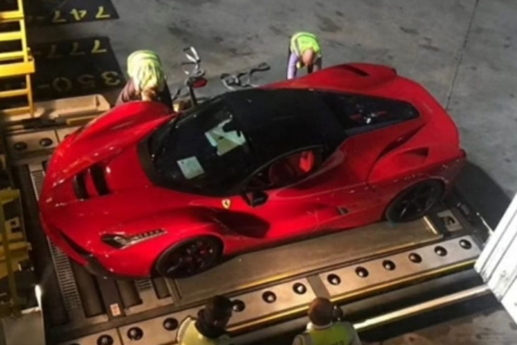 Những chiếc Ferrari LaFerrari bản Coupe chỉ có số lượng 499 chiếc trên toàn thế giới. Mức giá khởi điểm của Ferrari LaFerrari lúc mới xuất xưởng là khoảng 1,3 triệu đô la nhưng hiện tại các xe đã qua sử dụng đều có giá bán chênh lệch tăng từ 1,1 đến 3,5 triệu đô la vfa nếu về Việt Nam nó sẽ có giá không dưới trăm tỷ đồng.
