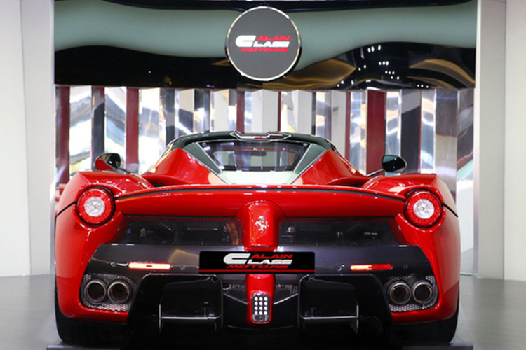 Kết hợp cùng động cơ xăng và điện, tổng công suất tối đa trên Ferrari LaFerrari là 963 mã lực và mô-men xoắn cực đại đạt 900 Nm. Nhờ hệ dẫn động hybrid đầy mạnh mẽ này đã giúp siêu xe triệu đô hybrid Ferrari LaFerrari có thời gian tăng tốc từ vị trí xuất phát lên 100 km/h chỉ trong 3,1 giây trước khi đạt vận tốc tối đa 350 km/h.