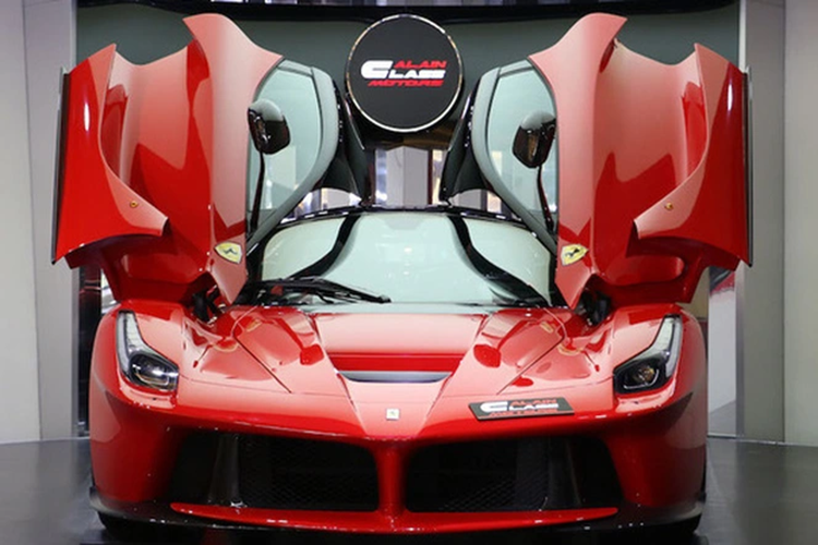 Ferrari LaFerrari được trang bị động cơ V12, dung tích 6.3 lít, sản sinh công suất tối đa 800 mã lực và mô-men xoắn cực đại 700 Nm. Ngoài ra, Ferrari còn trang bị cho LaFerrari mô-tơ điện sản sinh công suất tối đa 163 mã lực và mô-men xoắn cực đại 270 Nm.