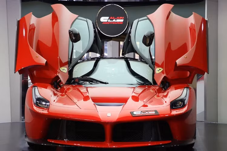 Ferrari LaFerrari được trang bị động cơ V12, dung tích 6.3 lít, sản sinh công suất tối đa 800 mã lực và mô-men xoắn cực đại 700 Nm. Ngoài ra, Ferrari còn trang bị cho LaFerrari mô-tơ điện sản sinh công suất tối đa 163 mã lực và mô-men xoắn cực đại 270 Nm.