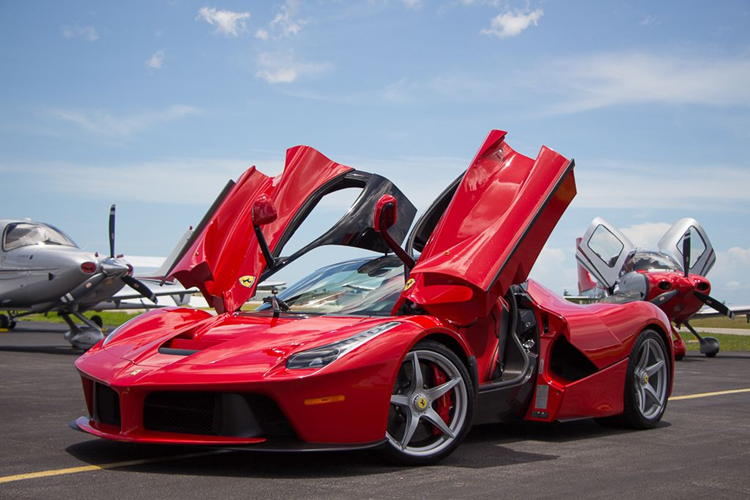 Cách đây nhiều năm, đã có 1 hình ảnh xe Ferrari LaFerrari đậu trên con đường Đồng Khởi, quận 1, Tp.HCM, và để tăng thêm độ uy tín, người ta còn chỉnh sửa luôn tờ giấy "xe đi đăng ký" vào kính lái, nhưng nhìn vào độ nét cũng như tờ giấy này biết ngay, sản phẩm của photoshop.