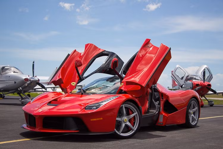 Cách đây nhiều năm, đã có 1 hình ảnh xe Ferrari LaFerrari đậu trên con đường Đồng Khởi, quận 1, Tp.HCM, và để tăng thêm độ uy tín, người ta còn chỉnh sửa luôn tờ giấy "xe đi đăng ký" vào kính lái, nhưng nhìn vào độ nét cũng như tờ giấy này biết ngay, sản phẩm của photoshop.