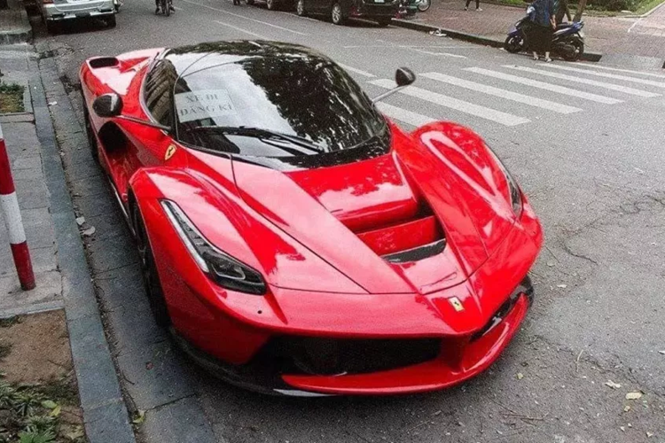 Siêu phẩm Ferrari LaFerrari được đanh giá là khó mua nhất trên thế giới từ khi ra mắt, đã có nhiều lần, 1 số đại gia đã tung tin đồn mình sắp mang siêu phẩm này về Việt Nam nhưng rốt cuộc chẳng thấy đâu, không rõ lần này, sự thật được 10% hay không, nhưng cũng làm lóe lên 1 tia hy vọng mỏng manh.