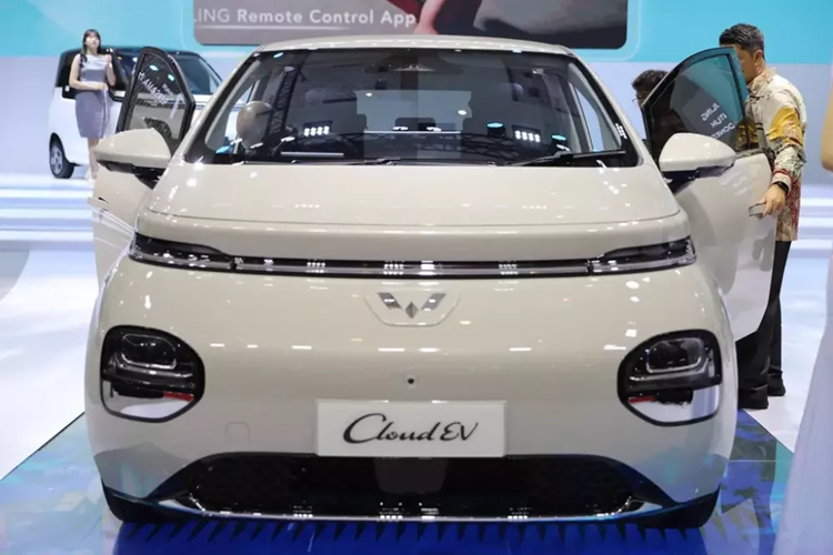 Tuy nhiên, vào thời điểm hiện tại, mẫu ôtô điện này chỉ được mang đến trưng bày trong triển lãm IIMS 2024 và chưa được bán ra tại thị trường Indonesia. Do đó, giá xe Wuling Cloud EV 2024 ở thị trường này cũng chưa được công bố.