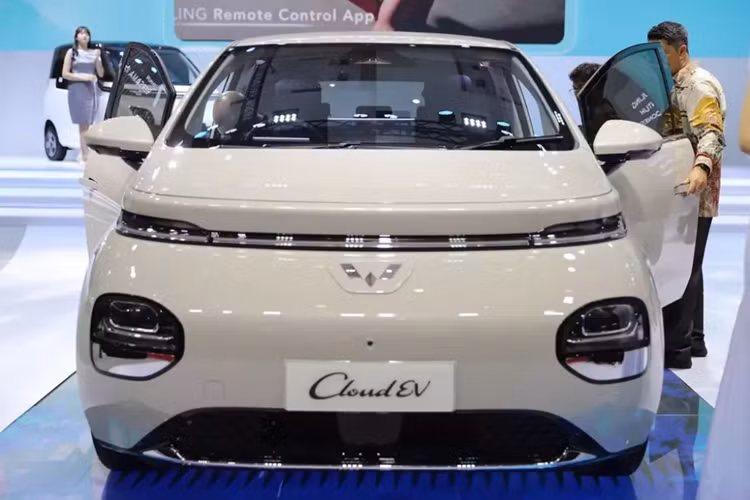 Tuy nhiên, vào thời điểm hiện tại, mẫu ôtô điện này chỉ được mang đến trưng bày trong triển lãm IIMS 2024 và chưa được bán ra tại thị trường Indonesia. Do đó, giá xe Wuling Cloud EV 2024 ở thị trường này cũng chưa được công bố.