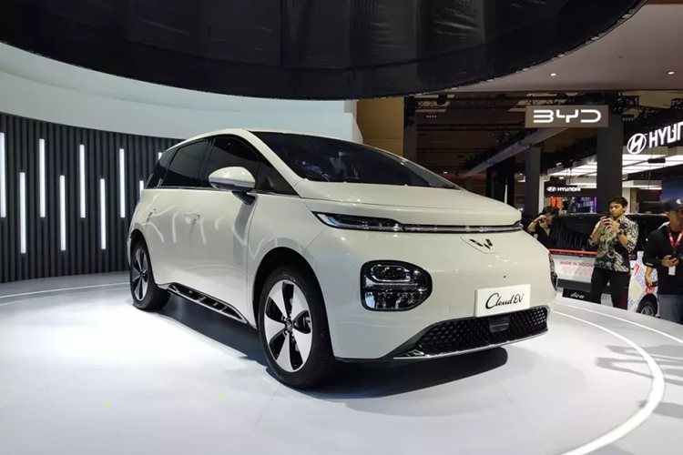 Phía sau vô lăng là bảng đồng hồ kỹ thuật số với màn hình LCD 8,8 inch trong khi màn hình cảm ứng trung tâm 15,6 inch được đặt nổi trên mặt táp-lô. Hệ điều hành LingOS 2.0 và chip MediaTek MT8666 sẽ hỗ trợ tính năng điều khiển bằng giọng nói, hệ thống định vị cũng như điều khiển từ xa của xe.