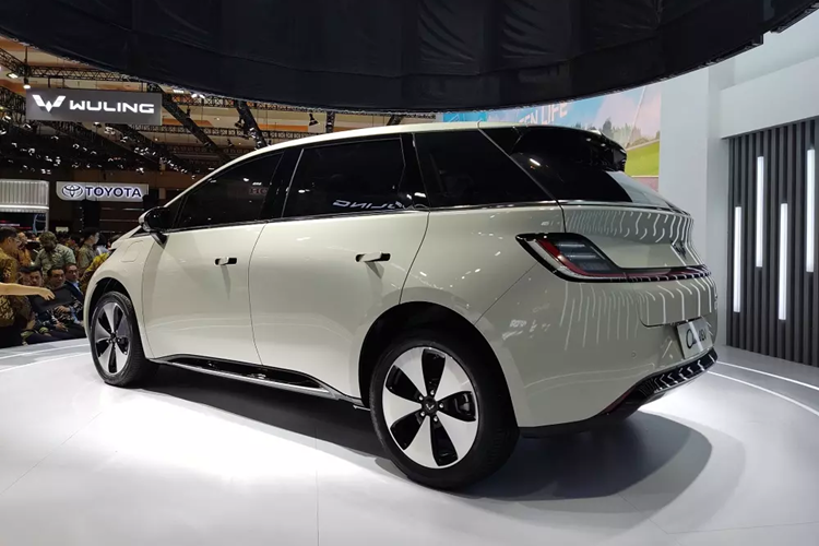 Hệ thống đèn viền nội thất 256 màu và kính cửa sổ chỉnh điện 1 chạm chống kẹt ở mọi vị trí cũng có bên trong mẫu xe này. Thêm vào đó là những tính năng an toàn như hệ thống hỗ trợ đỗ xe thông minh, hệ thống kiểm soát hành trình và camera 360 độ.