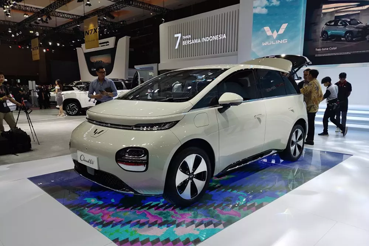 Tại triển lãm Ô tô Quốc tế Indonesia (IIMS) 2024 khai mạc vào ngày 15/2, thương hiệu Wuling đã chính thức giới thiệu một mẫu xe điện mới với đất nước vạn đảo, đó là Cloud EV. Trên thực tế, Wuling Cloud EV 2024 mới chính là mẫu xe Baojun Yunduo hiện đang được bán ở thị trường Trung Quốc.