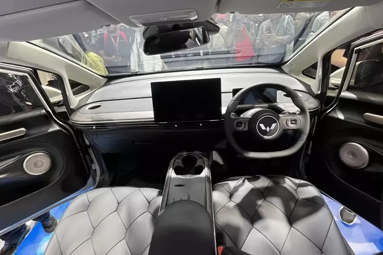 "Giá bán sẽ được công bố vào quý II năm nay. Chúng tôi vẫn chưa chính thức nhận cọc. Nếu khách hàng có hứng thú và muốn biết thêm về Cloud EV thì có thể đến các đại lý gần nhất", ông Dian Asmahani, Giám đốc Bán hàng và Marketing của Wuling Indonesia, cho biết.