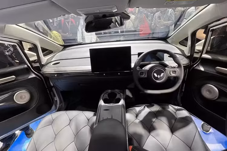 "Giá bán sẽ được công bố vào quý II năm nay. Chúng tôi vẫn chưa chính thức nhận cọc. Nếu khách hàng có hứng thú và muốn biết thêm về Cloud EV thì có thể đến các đại lý gần nhất", ông Dian Asmahani, Giám đốc Bán hàng và Marketing của Wuling Indonesia, cho biết.