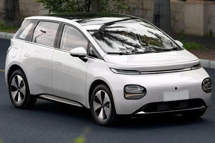 Mẫu MPV điện này sở hữu thiết kế bo tròn để phù hợp với cái tên Cloud (nghĩa là "đám mây"). Nhìn từ phía trước, Wuling Cloud EV gây ấn tượng với dải đèn LED định vị ban ngày chia khu vực đầu xe thành hai tầng. Nằm ở hai góc cản trước là cụm đèn pha LED có kích thước khá lớn.