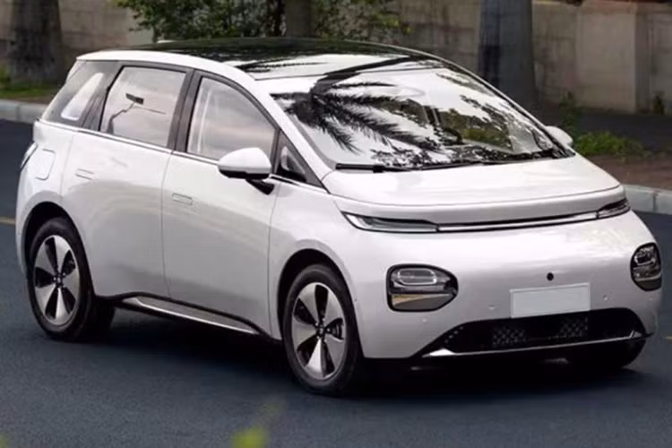 Mẫu MPV điện này sở hữu thiết kế bo tròn để phù hợp với cái tên Cloud (nghĩa là "đám mây"). Nhìn từ phía trước, Wuling Cloud EV gây ấn tượng với dải đèn LED định vị ban ngày chia khu vực đầu xe thành hai tầng. Nằm ở hai góc cản trước là cụm đèn pha LED có kích thước khá lớn.