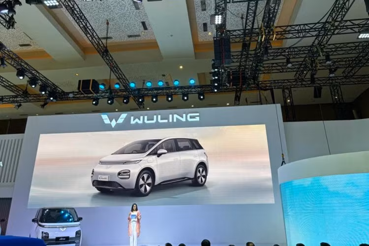 Bên cạnh đó là hốc gió trung tâm hình thang rộng trên cản trước, trang trí bằng nẹp mạ crôm. Ngoài ra, mẫu ô tô điện Trung Quốc này còn sở hữu nắp ca-pô ngắn và thiết kế sườn xe mượt mà, ít đường dập gân.