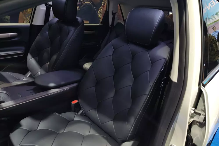 Wuling Cloud EV sở hữu kích thước dài x rộng x cao lần lượt là 4.259 x 1.850 x 1.652 mm và chiều dài cơ sở 2.700 mm. Như vậy, mẫu xe này có chiều dài chỉ như xe hạng B nhưng chiều dài cơ sở tương đương xe hạng C. Wuling Cloud EV được nhà sản xuất gọi là MPV nhưng thiết kế thực tế lại giống với xe hatchback hơn.