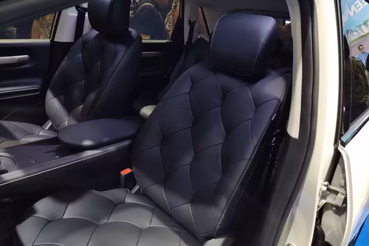 Wuling Cloud EV sở hữu kích thước dài x rộng x cao lần lượt là 4.259 x 1.850 x 1.652 mm và chiều dài cơ sở 2.700 mm. Như vậy, mẫu xe này có chiều dài chỉ như xe hạng B nhưng chiều dài cơ sở tương đương xe hạng C. Wuling Cloud EV được nhà sản xuất gọi là MPV nhưng thiết kế thực tế lại giống với xe hatchback hơn.