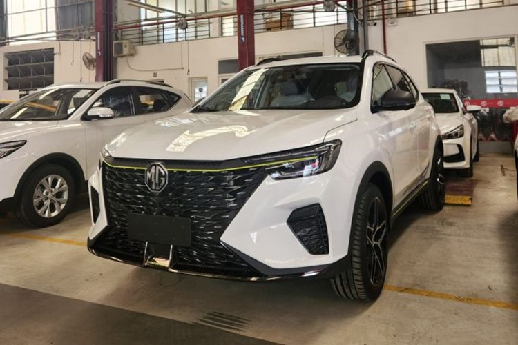 Theo đó, một số đại lý tại miền bắc đang ưu đãi lên đến 130 triệu đồng cho cả hai phiên bản của mẫu CUV cỡ C MG RX5 thế hệ mới. Sau ưu đãi, giá xe giờ đây chỉ còn dao động từ 609 - 699 triệu đồng.