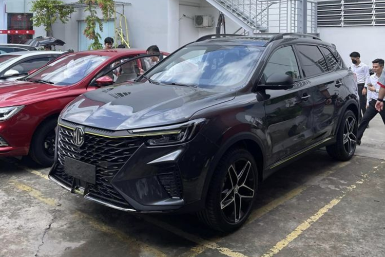 Bên cạnh việc tặng tiền mặt, khách mua xe MG RX5 tại Việt Nam còn được nhận hàng loạt phụ kiện chính hãng. Nhờ vào ưu đãi mà mức giá hiện tại của MG RX5 thậm chí chỉ ngang với những mẫu xe cỡ B như: Mazda CX-3, Mazda CX-3, Hyundai Creta…