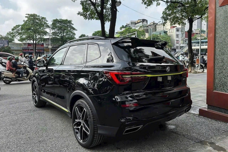 Động cơ đi kèm hộp số tự động ly hợp kép 7 cấp, có thời gian chuyển số chỉ 0,2 giây. Về trang bị an toàn, xe chỉ có một số trang bị cơ bản như: cân bằng điện tử, cảm biến va chạm trước sau hay camera 360 độ.