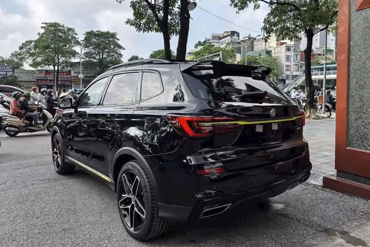 Động cơ đi kèm hộp số tự động ly hợp kép 7 cấp, có thời gian chuyển số chỉ 0,2 giây. Về trang bị an toàn, xe chỉ có một số trang bị cơ bản như: cân bằng điện tử, cảm biến va chạm trước sau hay camera 360 độ.