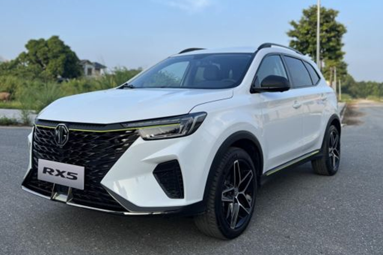 Xe có thiết kế thể thao, hiện đại với lưới tản nhiệt lấy cảm hứng từ thương hiệu xe sang Lexus. MG RX5 có không gian nội thất rộng rãi với 5 chỗ ngồi.