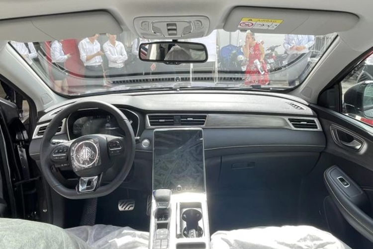 Xe có hệ thống ghế bọc da phối 2 màu trong khi mặt táp-lô và thành cửa ốp gỗ, vô lăng 3 chấu, đằng sau vô lăng là bảng đồng hồ kỹ thuật số 12,3 inch.