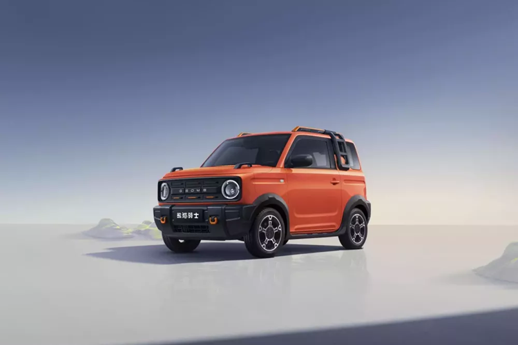 Chưa hết, tập đoàn xe Trung Quốc sẽ bán xe chính thức tại Việt Nam thông qua 2 công ty con còn thông báo rằng những ai đặt mua Geely Panda Knight với màu cam này trước ngày 9/2/2024 có thể nhận được 2 món quà có giới hạn, đó là bộ Panda Knight màu cam trị giá 1.000 nhân dân tệ và số lượng giới hạn 300 chiếc sẽ nhận được hộp quà năm mới trị giá 1.000 nhân dân tệ, tổng 2 món này là 6,5 triệu đồng.