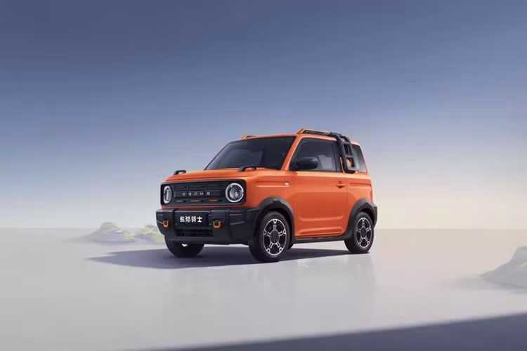 Chưa hết, tập đoàn xe Trung Quốc sẽ bán xe chính thức tại Việt Nam thông qua 2 công ty con còn thông báo rằng những ai đặt mua Geely Panda Knight với màu cam này trước ngày 9/2/2024 có thể nhận được 2 món quà có giới hạn, đó là bộ Panda Knight màu cam trị giá 1.000 nhân dân tệ và số lượng giới hạn 300 chiếc sẽ nhận được hộp quà năm mới trị giá 1.000 nhân dân tệ, tổng 2 món này là 6,5 triệu đồng.