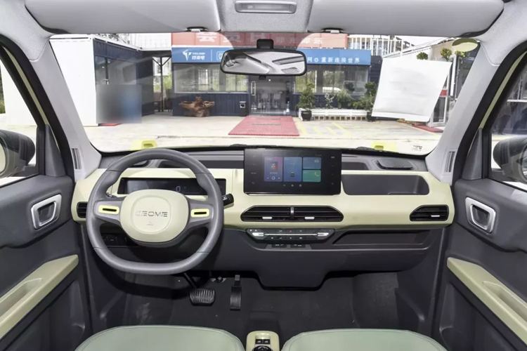 Hiện tại, mức giá xe Geely Panda Knight bán ra tại thị trường Trung Quốc sẽ là 53.900 nhân dân tệ (tương đương 175 triệu đồng), đối thủ chính của nó là Baojun Yep và khi được bán tại Việt Nam, đây sẽ là đối thủ của VinFast VF3.