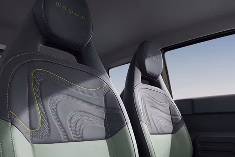 Chiều dài, chiều rộng và chiều cao của xe lần lượt là 3135/1565/1655mm, chiều dài cơ sở 2015mm, khoảng sáng gầm xe tối thiểu khi không tải là 175mm, khoảng sáng gầm xe tối thiểu khi đầy tải là 125mm. Xe còn có trang trí thang treo trên cột B bên trái thân xe.