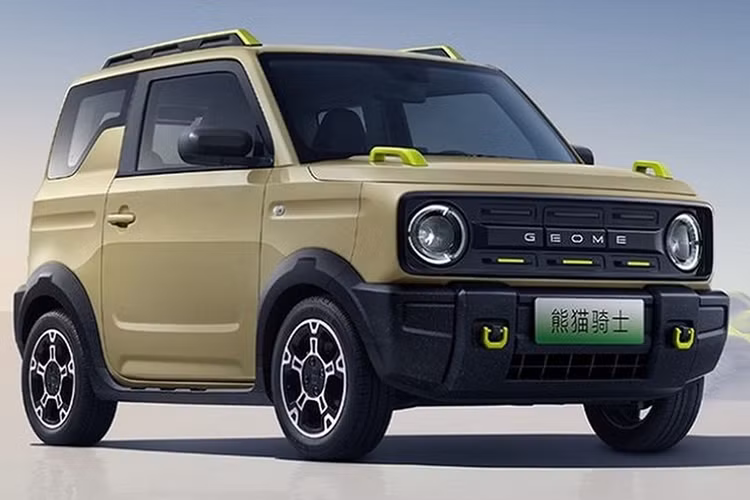 Về sức mạnh, chiếc xe Geely Panda Knight được trang bị động cơ đồng bộ nam châm vĩnh cửu có công suất 40 mã lực với mô-men xoắn cực đại 110 Nm, đi kèm với bộ pin lithium iron phosphate do Guoxuan Hi-Tech cung cấp và có phạm vi chạy điện thuần túy lên tới đến 200 km.