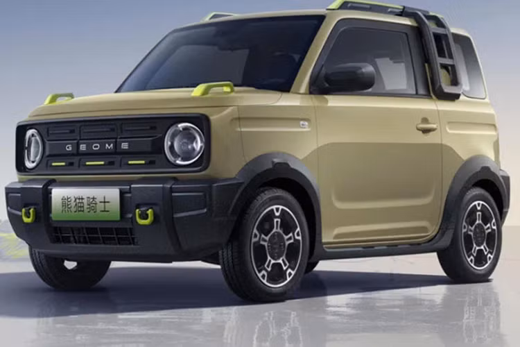 Cách bố trí nội thất của Panda Knight rất đơn giản, sử dụng vô lăng hai chấu, bảng đồng hồ LCD 9,2 inch, màn hình điều khiển trung tâm nổi 8 inch và khe đựng đồ lớn phía trước người lái phụ. Hàng ghế sau có thể gập phẳng để tạo ra không gian chứa đồ có thể tích 800 lít.